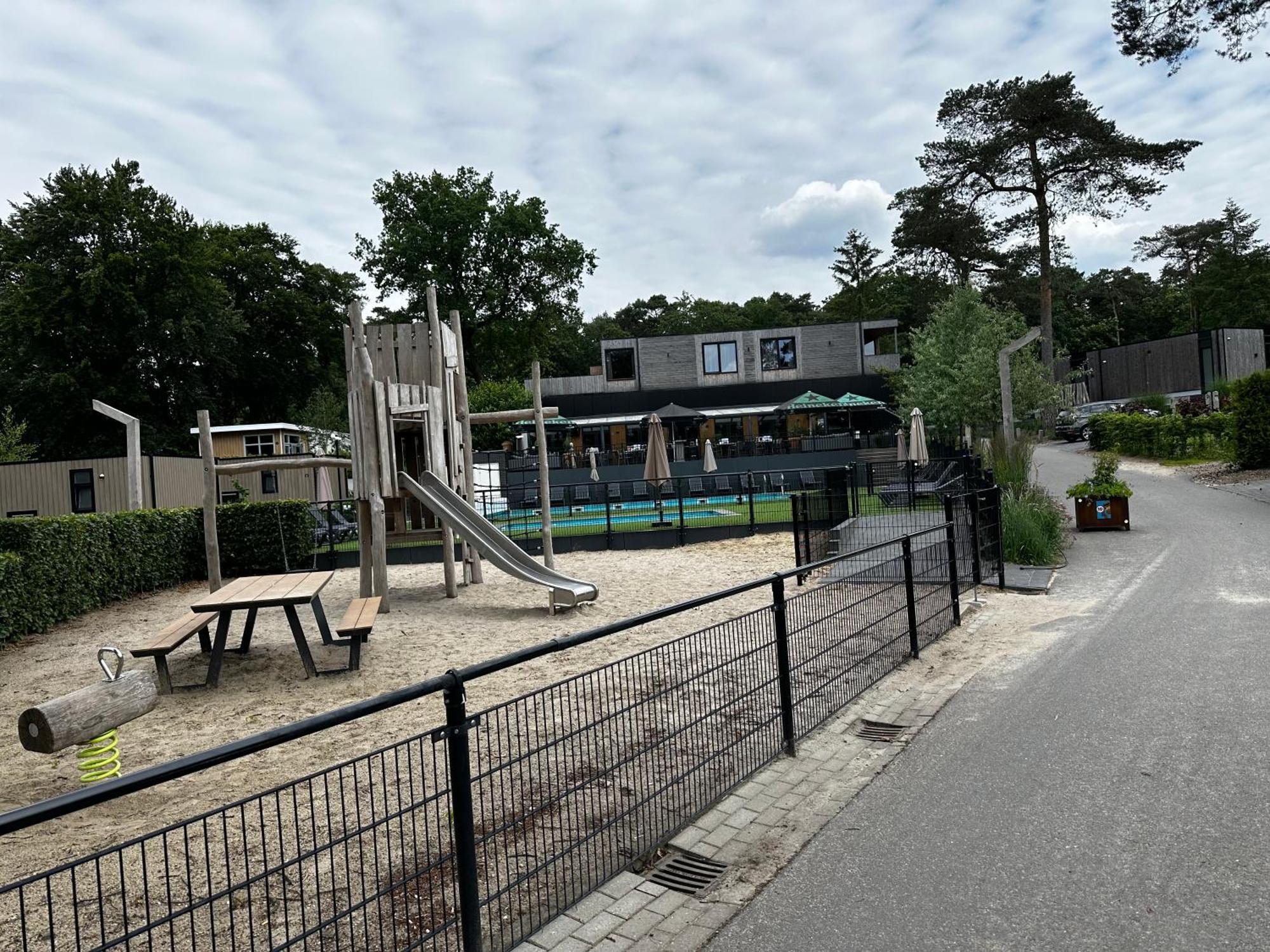 Dubbele Chalet Op Recreatiepark Topparken Op De Veluwe In Beekbergen Met Grote Vrije Tuin En Eigen Parkeerplaats Exterior foto
